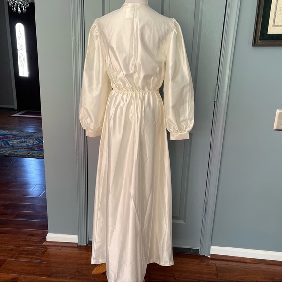 Val.Mode Vantage Lace Trim Embroidery detail ivory Long Robe. Size Medium - Picture 8 of 15